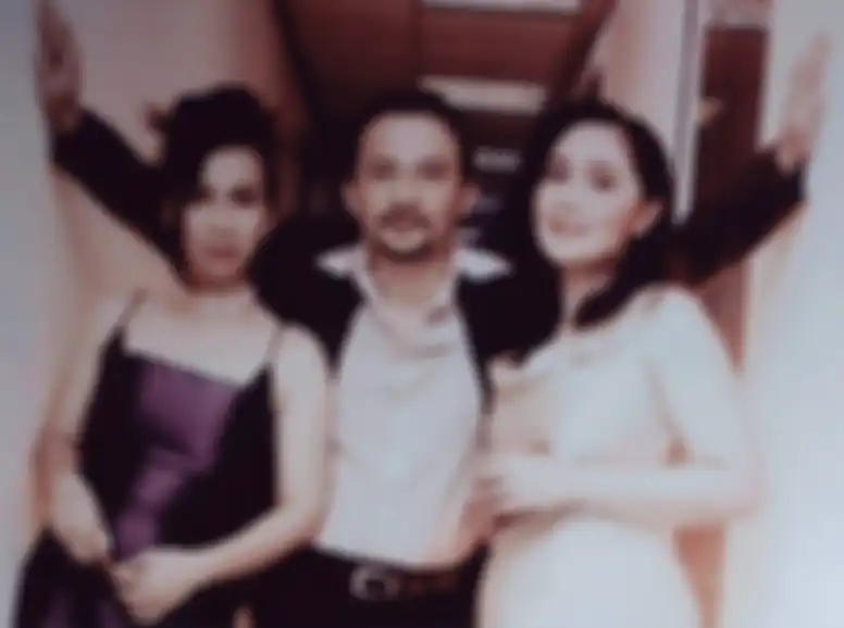 Iyut Bing Slamet bersama saudaranya, Adi Bing Slamet (tengah).