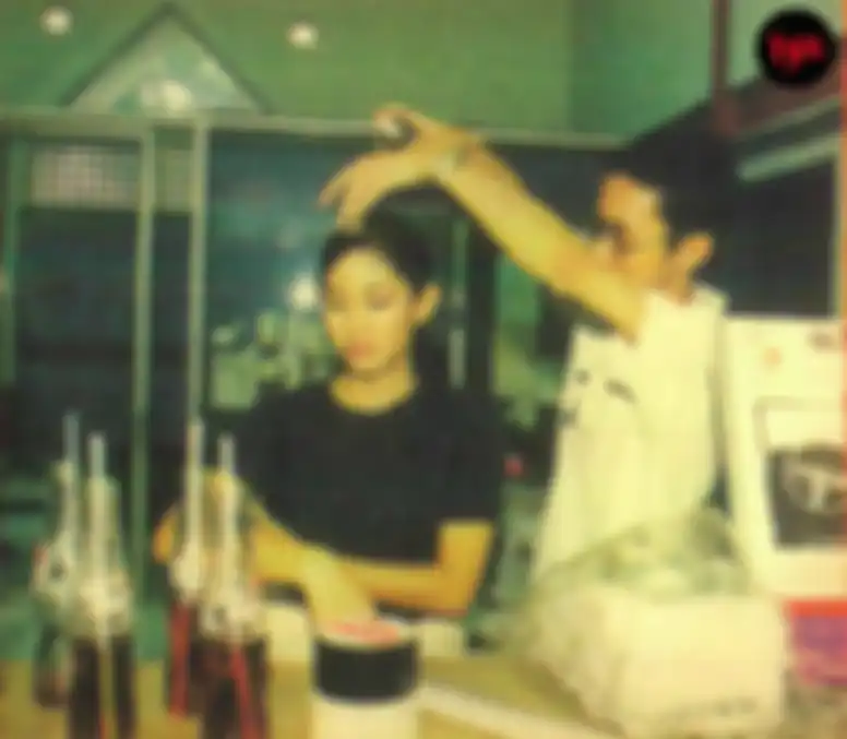 Dian Sastro lagi di-make up untuk syuting video klip J.A.P - Sheila on 7.