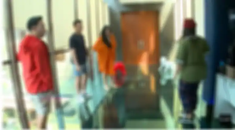 Lorong Rumah Jennifer Jill yang berlantai kaca