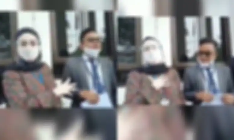Jennifer Dunn bersama kuasa hukumnya saat memberikan penjelasan tentang poliandri yang dituduhkan kepadanya