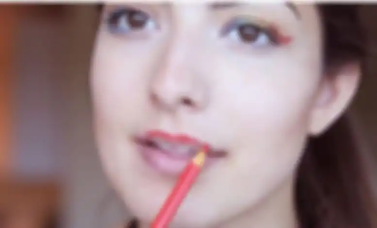memakai eyeliner sebagai lip liner