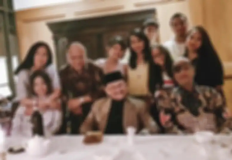 Potret Widya Habibie dengan keluarga besar sang suami