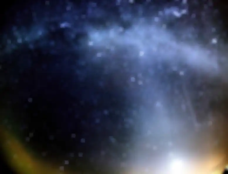 Ilustrasi foto hujan meteor. Bisakah kamu menemukan di mana meteor yang terekam dalam gambar?