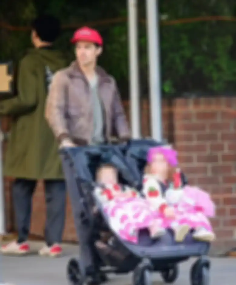 Joe Jonas bersama dengan kedua anaknya