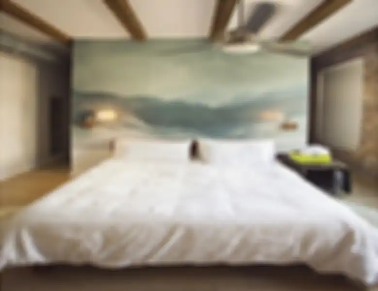 Gunakan karya seni sebagai headboard