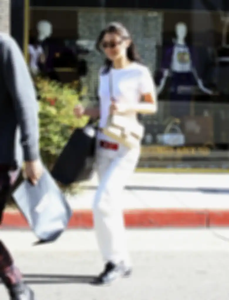 Bella Hadid kaos putih dan low rise jeans 