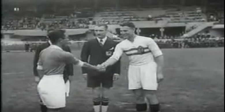 Achmad Nawir sedang bersalaman dengan pemain Hungaria.