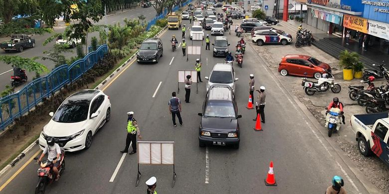 Petugas Satuan Lalu Lintas (Satlantas) Polresta Pekanbaru mulai melakukan pemeriksaan terhadap pengendara sehari sebelum PSBB di Kota Pekanbaru, Riau, dalam rangka mencegah wabah Covid-19, Kamis (16/4/2020).