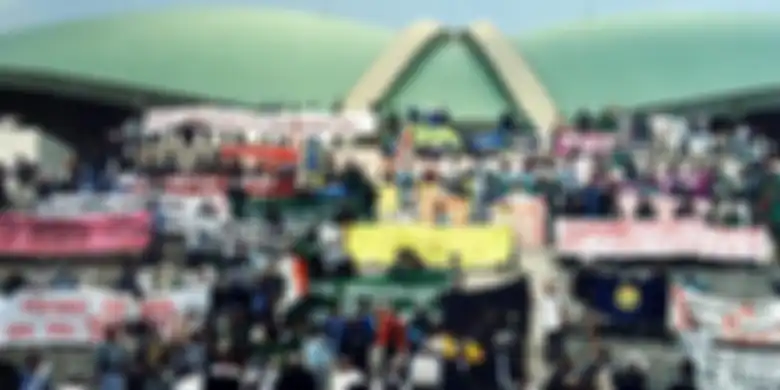 Mahasiswa menduduki Gedung MPR/DPR, menuntut Presiden Soeharto mundur dari jabatannya. Foto diambil 