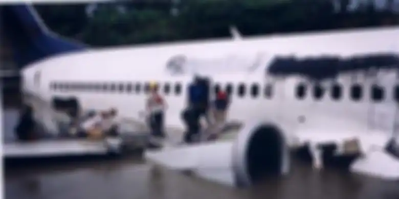 Pesawat Garuda Indonesia di sungai Bengawan Solo, 2002