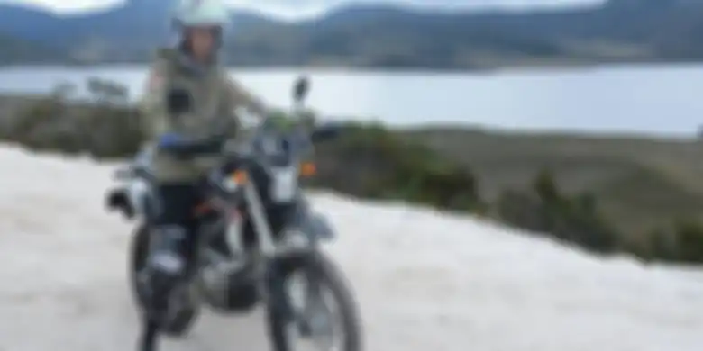 Presiden Jokowi kendarai motor trail saat melintasi jalur Trans Papua.