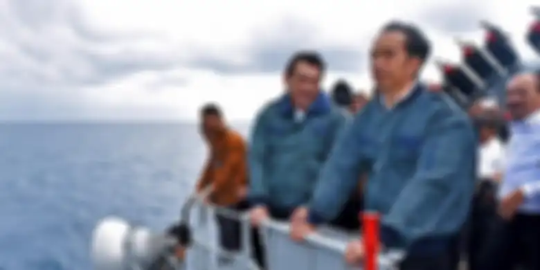 Presiden Joko Widodo meninjau kawasan perairan Natuna dari atas KRI Imam Bonjol, Kamis (23/6/2016)