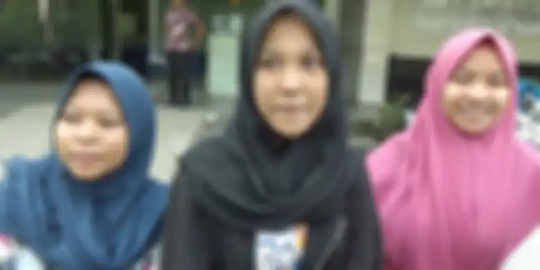 Salwa (tengah) bersama dua temannya usai menjenguk AD (14), siswi SMP korban pengeroyokan siswi SMA di Rumah Sakit Pro Medika Pontianak, Kalimantan Barat, Jumat (12/4/2019)