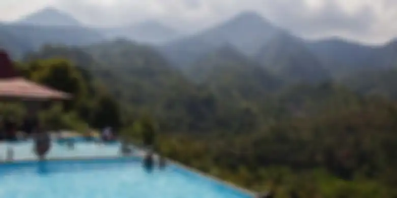 Kolam renang dii Soko Langit berlatar belakang barisan Perbukitan Lawu Selatan.
