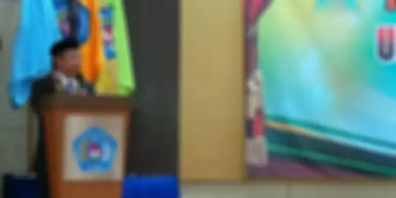 Pelawak Nurul Qomar atau Komar Empat Sekawan memberikan sambutan saat ia dilantik menjadi Rektor Universitas Muhadi Setiabudi di Brebes, Jawa Tengah, Kamis (9/2/2017).
