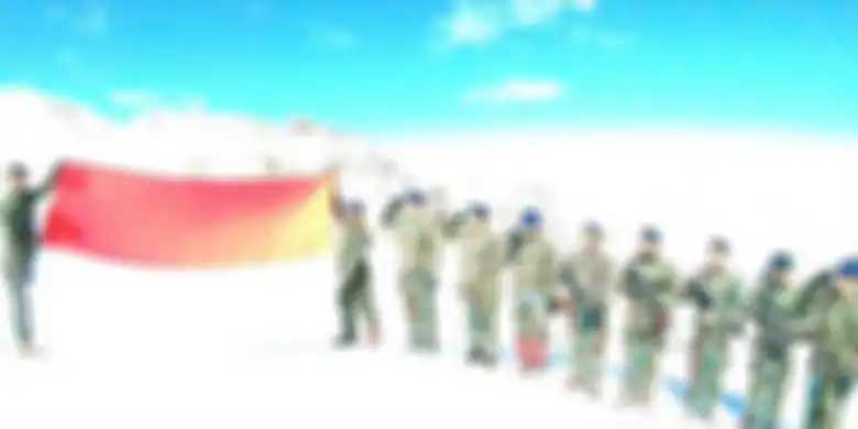 11 anggota Brimob Mimika saat membentangkan bendera merah putih di Puncak Cartenz, Papua.