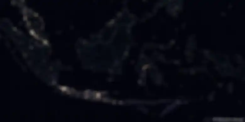 Citra satelit malam hari Indonesia yang dirilis NASA, lembaga luar angkasa AS, memperlihatkan Nusantara yang gelap gulita. 