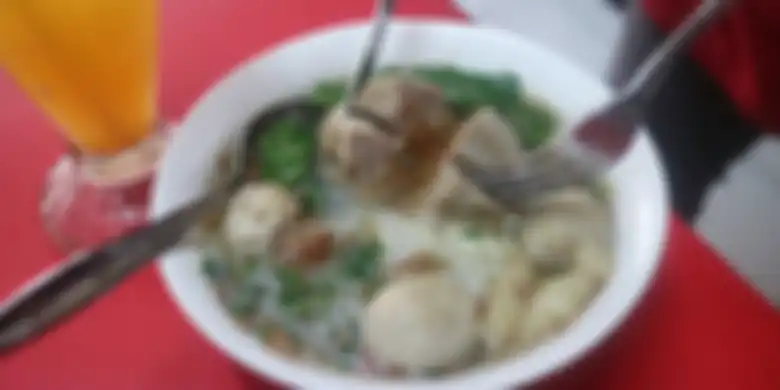 Empat polisi diduga keracunan setelah makan bakso.