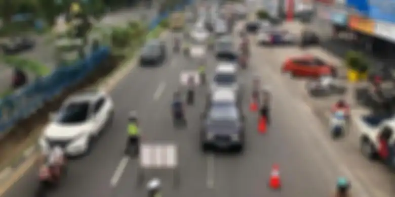 Petugas Satuan Lalu Lintas (Satlantas) Polresta Pekanbaru mulai melakukan pemeriksaan terhadap pengendara sehari sebelum PSBB di Kota Pekanbaru, Riau, dalam rangka mencegah wabah Covid-19, Kamis (16/4/2020).