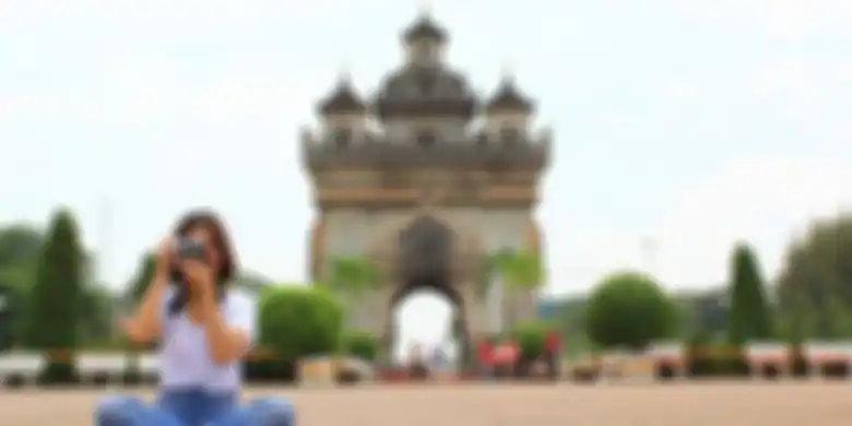 ILUSTRASI - Pelancong di monumen Patuxai atau Patuxay di Vientiane, Laos