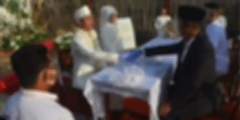 Pasangan pengantin melaksanakan ijab kabul dalam simulasi resepsi pernikahan di era normal baru dengan protokol kesehatan di Kabupaten Jombang, Jawa Timur, 14 Juli lalu.