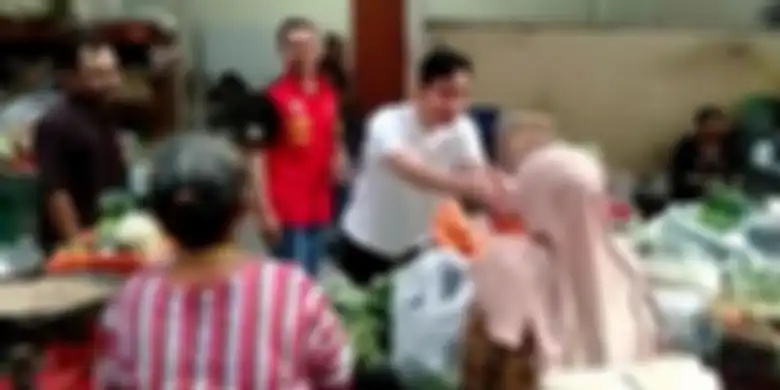 Gibran Rakabuming Raka blusukan