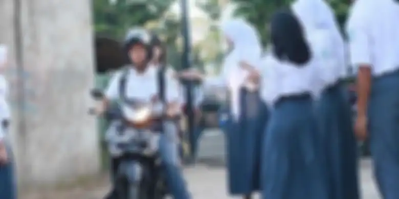 Siswa bermotor di SMAN 19, Bandung, diizikan masuk gerbang sekolah bila mereka memiliki Surat Izin Mengemudi (SIM) dan memberi tumpangan pada seorang temannya. 