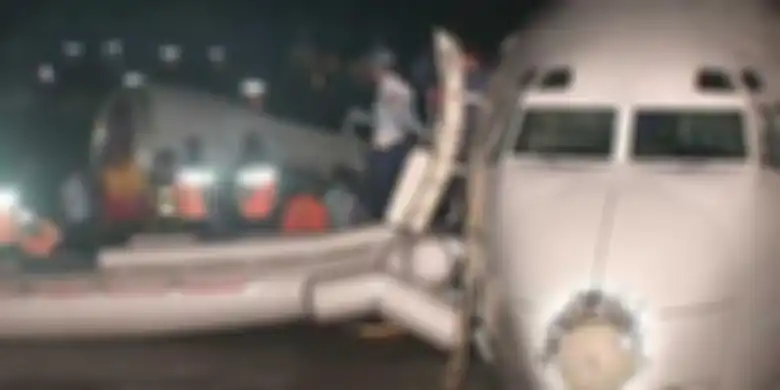 Hidung pesawat Boeing 737-300 Garuda Indonesia GA421 yang rusak akibat menerjang hujan es