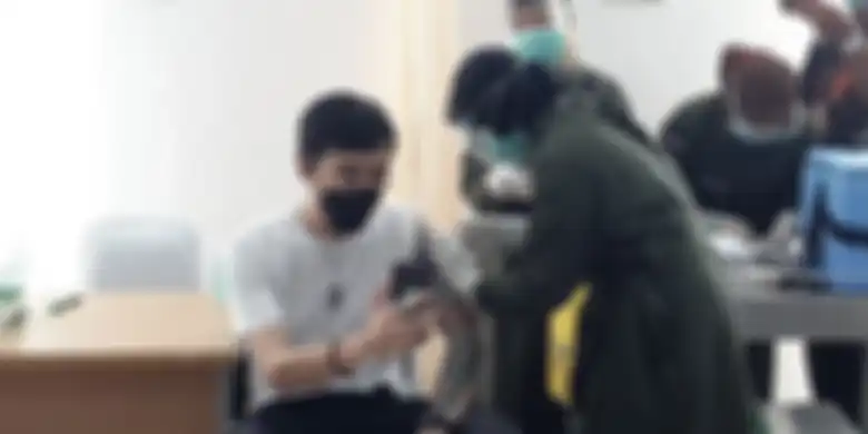 Dokter Tirta Mandira Huda saat vaksinasi di Puslesmas Ngamplak 2 Sleman.  