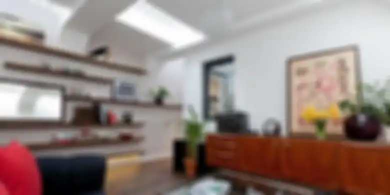 Berbagai furnitur ditempatkan di bekas toilet yang kini menjadi rumah dengan satu kamar.