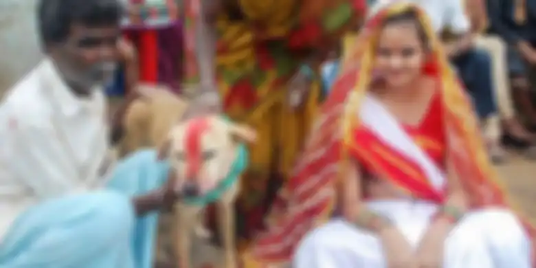 Mangli Munda bersama ayah dan mempelai pria Sheru si anjing kampung, sesaat sebelum pesta pernikahan dimulai. 