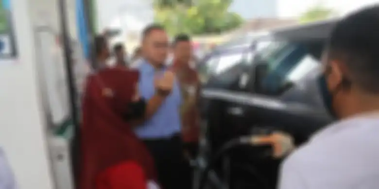 Wakil Ketua Komisi VII DPR RI Eddy Soeparno mengecek stok BBM di salah satu SPBU di Kota Bogor, Jawa Barat, Kamis (11/8/2022). 