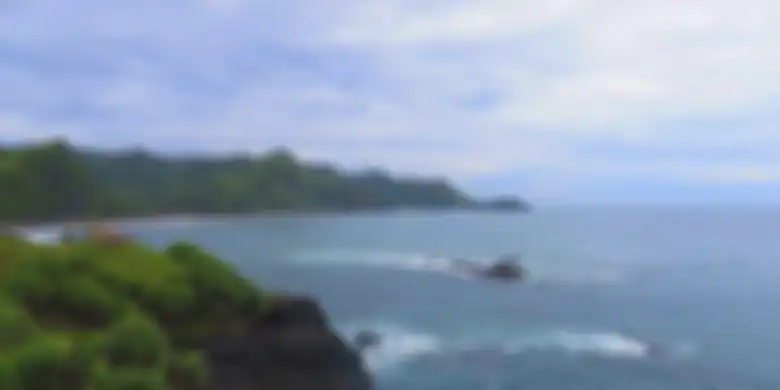 Panorama Pantai Menganti, Kebumen berupa perpaduan laut dan perbukitan hijau sehingga seakan berada di New Zealan