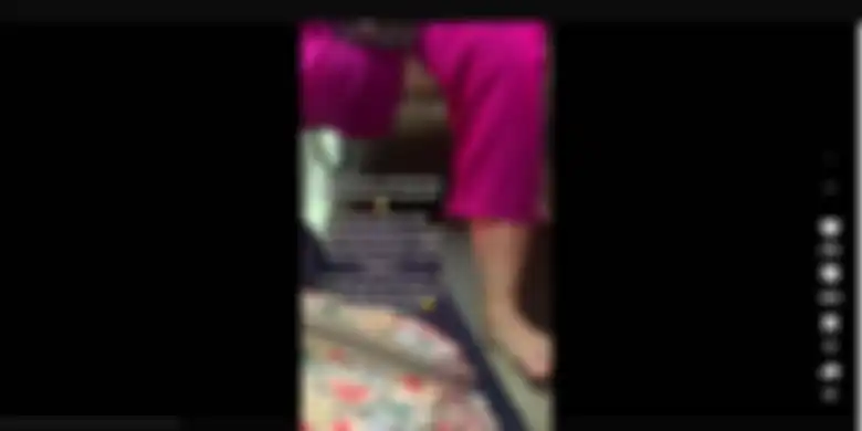 Ulah seorang penumpang menaikkan kaki ke kursi penumpang lain.
