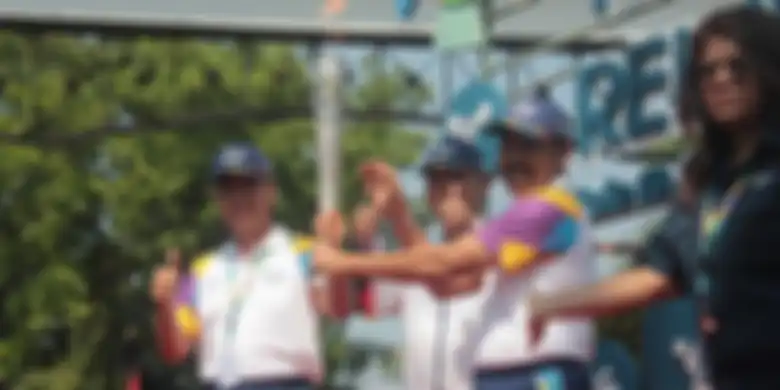Irjen Pol. Condro Kirono (kiri) saat menerima obor Asian Games 2018 dari Walikota Solo, FX Hadi Rudy