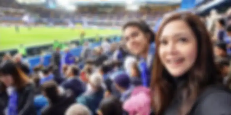 Maia Estianty dan El Rumi menyaksikan pertandingan Chelsea Vs Manchester City
