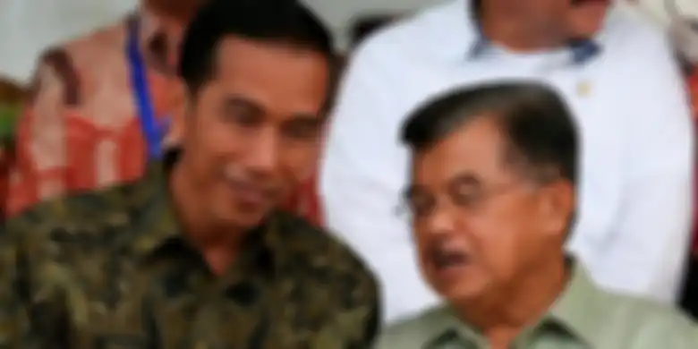 Presiden Joko Widodo dan Wakil Presiden Jusuf Kalla berbincang disela-sela foto bersama bupati peser