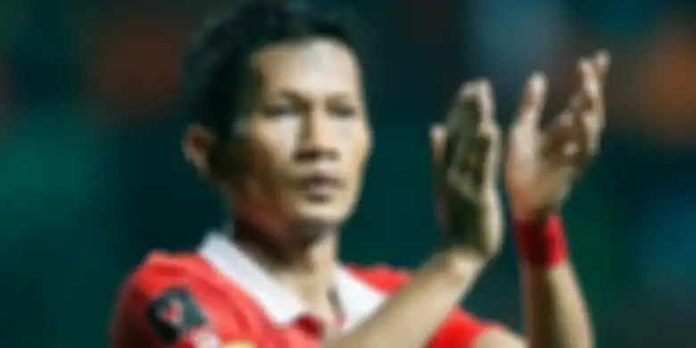     Kapten Persija Jakarta, Ismed Sofyan, memberikan aplaus usai laga uji coba melawan timnas Indone