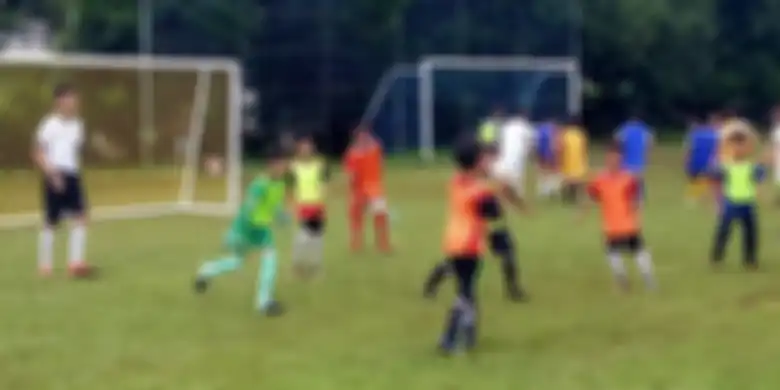 Berikut contoh gerak lokomotor, gerak manipulatif, dan gerak non lokomotor, yang digunakan oleh para pemain sepakbola.