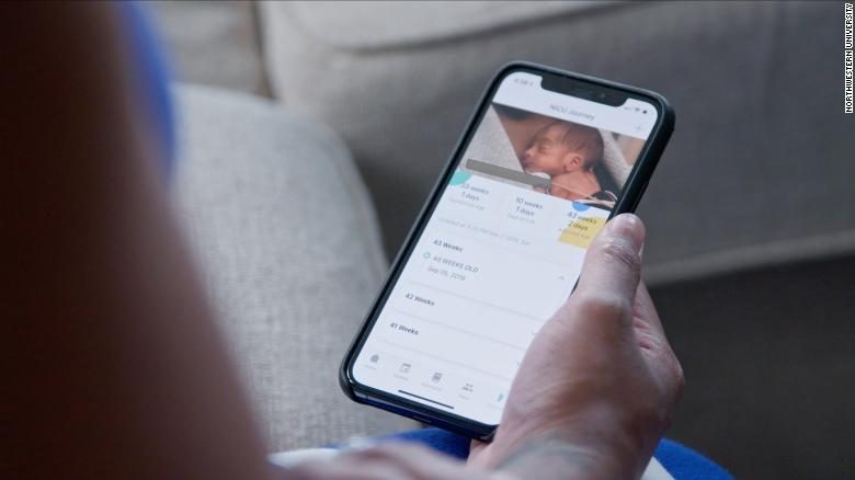 ibu yang video call melalui FaceTime.