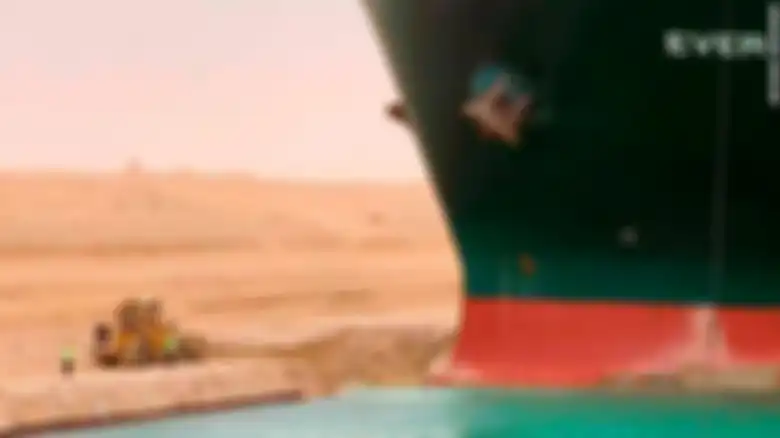kapal kargo Ever Given sepanjang 400 meter serong dan karam sedalam 50 meter di tepi timur Terusan Suez sejak Rabu 24/3/2021