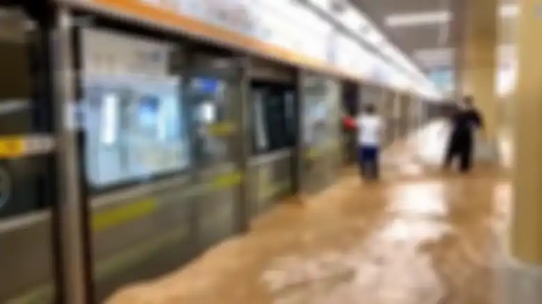 Banjir di stasiun kereta bawah tanah di Zhengzhou, di provinsi Henan China, setelah hujan deras pada 21 Juli.