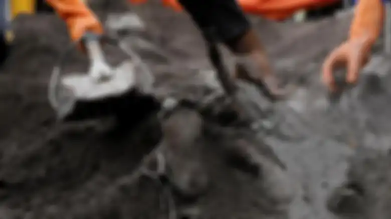 Kaki jenazah yang muncul dari tumpukan abu panas saat tim SAR menggali di antara tumpukan abu panas gunung Semeru
