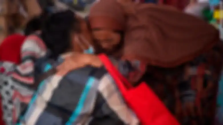 Foto warga desa berkumpul penuh haru di pengungsian di desa Sumberwuluh Senin, menunjukkan harapan untuk hidup terus ada