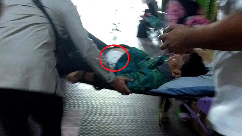 Kondisi Wiranto Saat Ditandu Akibat Luka Tusuk Yang Dia Terima.