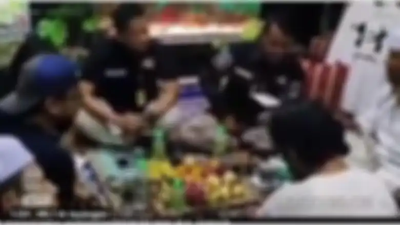 Sebuah foto yang berisi pesan berantai pendukung Habib Bahar Bin Smith  meminta sumbangan pengawalan ramai dibahas netizen.