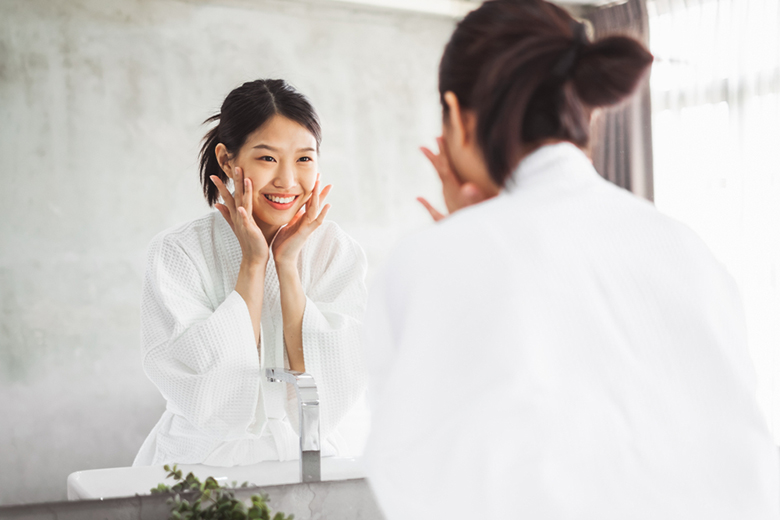 Ilustrasi menggunakan skincare retinol