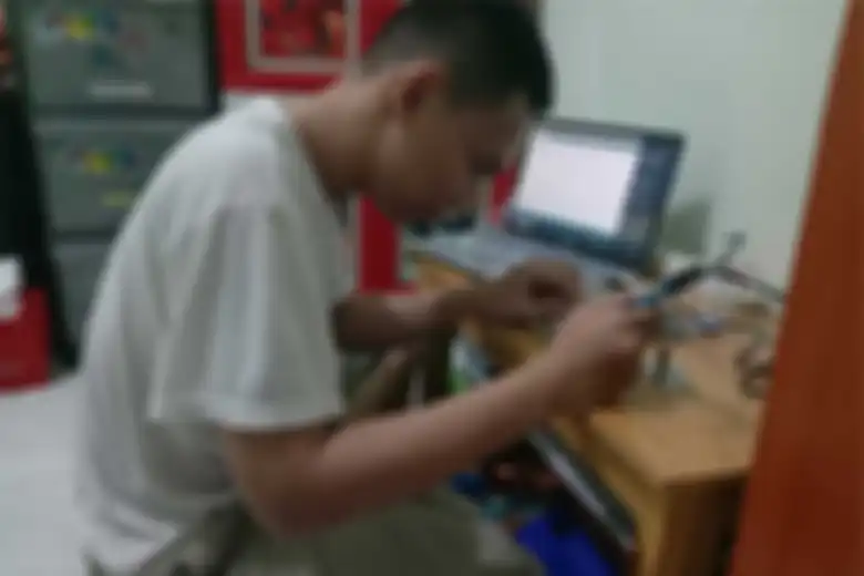 Rafhi pelajar asa Cikarang, saat menciptakan alat pendeteksi jaga jarak.