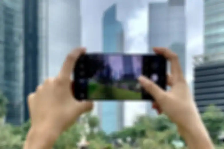 Kamera Samsung Galaxy S21 Series 5G yang mampu menangkap foto outdoor dengan hasil terbaik.