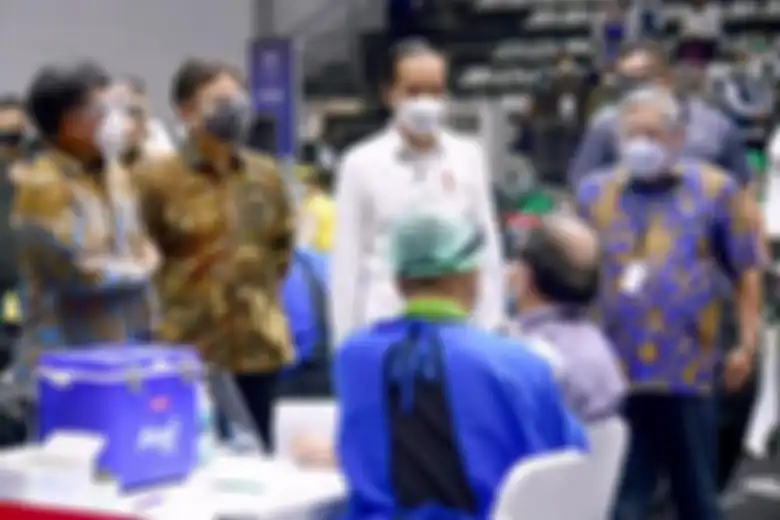 Ketua Dewan Pers, M.Nuh dan Menteri Kominfo, Johnny G. Plate, saat mendampingi presiden dalam pelaksanaan vaksinasi untuk awak media di Hall Basket Senayan, Gelora Bung Karno, Jakarta, Kamis (25/02/2021).